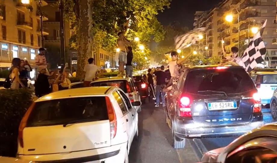 Il Palermo Torna In Serie B, La Città Festeggia In Piazza VIDEO ...