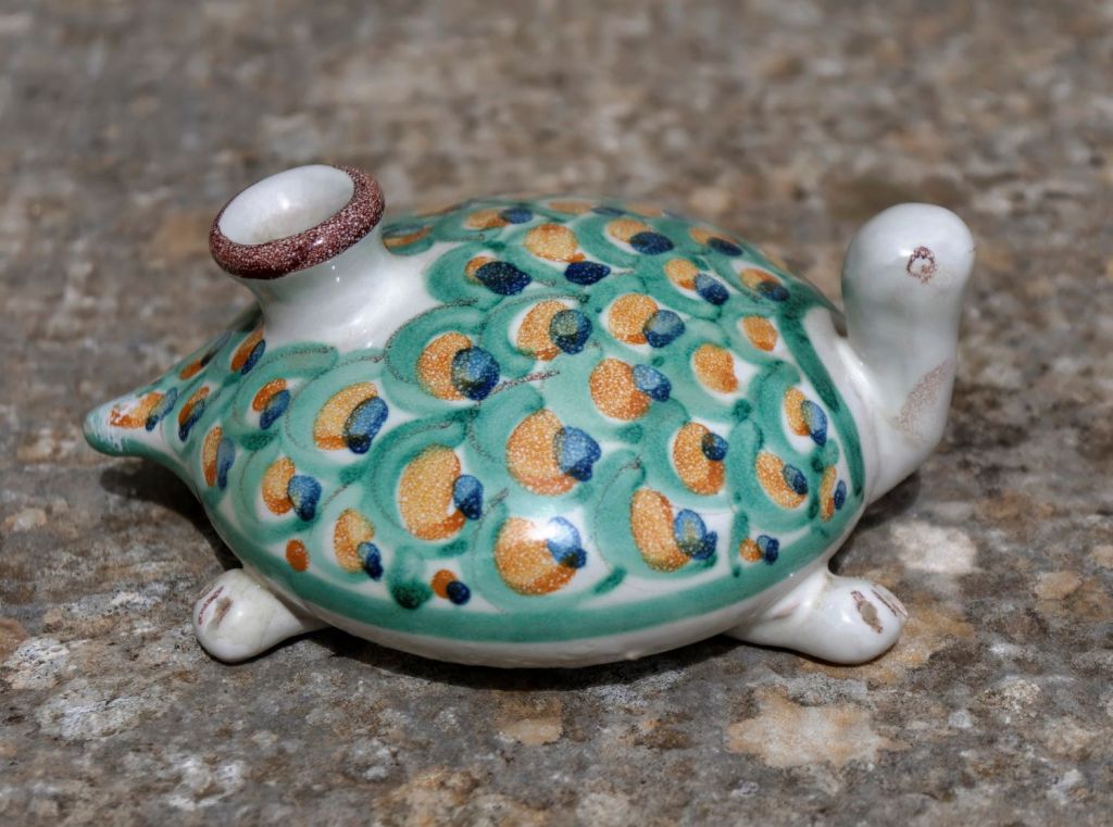 Una tartarughina di ceramica